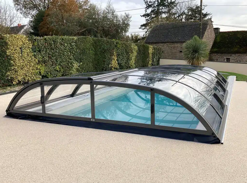 an example of a standard-compliant hard-shell pool enclosure. 