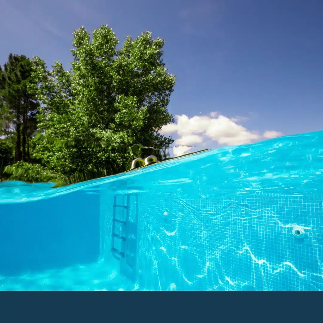 Illustrationsfoto mit einem Swimmingpool und seinem klaren Wasser: Das Pool-Flockmittel sorgt dafür, dass das Wasser klar wird. 