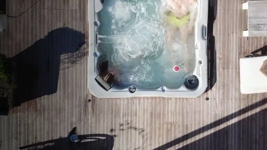 Bild eines Whirlpools mit ICO Spa, das die Wartung des Whirlpools durch die Analyse der Wasserqualität erleichtert. 