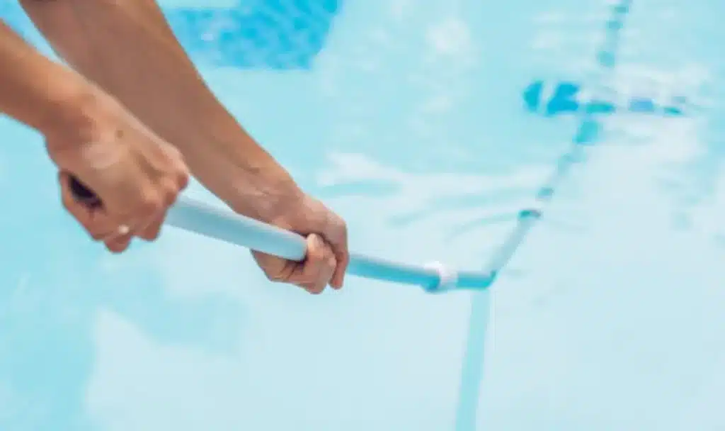 Eine regelmäßige Reinigung Ihres Pools trägt dazu bei, das Wasser im Gleichgewicht zu halten und schont Ihre Ausrüstung. 