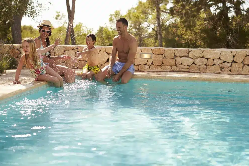 Foto einer Familie in einem energiesparenden Pool